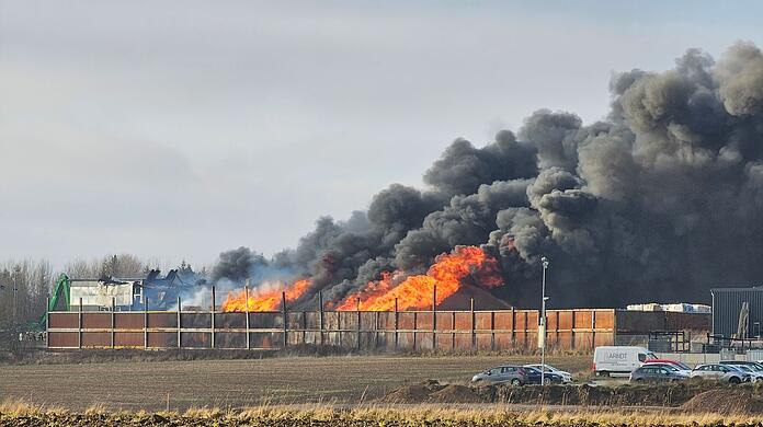Die Ermittler schätzen den Schaden durch das Feuer in Gattendorf (Landkreis Hof) auf rund vier Millionen Euro. (Archivbild) Die Ermittler schätzen den Schaden durch das Feuer in Gattendorf (Landkreis Hof) auf rund vier Millionen Euro. (Archivbild)