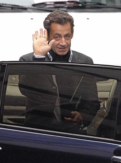Ehemann Nicolas Sarkozy kümmerte sich derweil beim EU-Krisengipfel in Brüssel um die Rettung des Euro. Er hatte es dem Bericht zufolge am Samstag jedoch geschafft, insgesamt dreimal bei Frau und Kind zu sein.