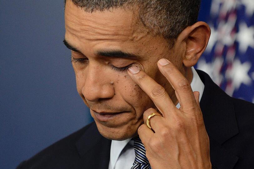 US-Präsident Barack Obama kämpft bei seiner Ansprache im Weißen Haus mit den Tränen. Nach dem Amoklauf stehen die USA unter Schock.