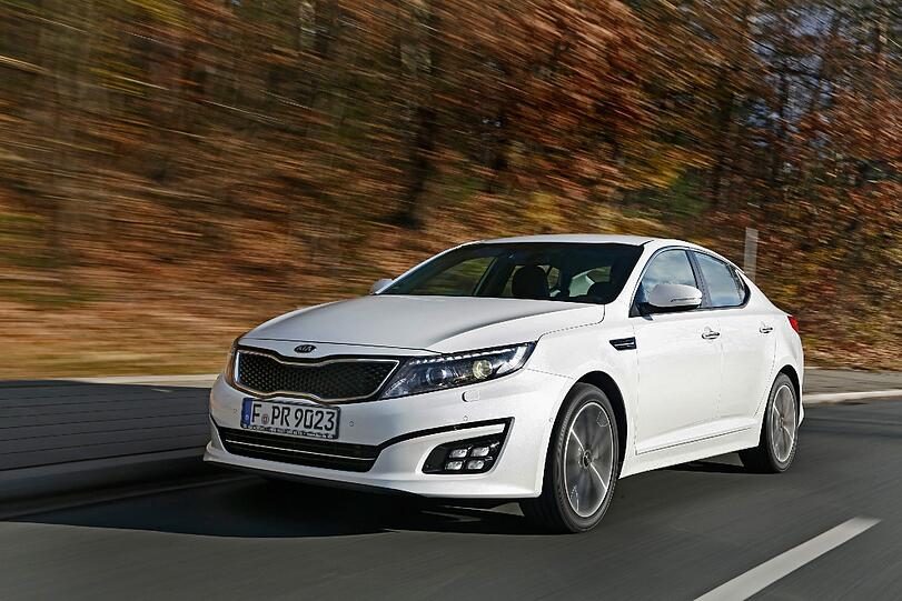 Kia hat dem Optima ein Facelift gegönnt. Markante Details wie die LED-Nebelscheinwerfer und der schwarze Sportkühlergrill kosten extra.