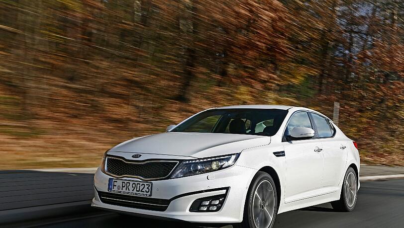 Kia hat dem Optima ein Facelift gegönnt. Markante Details wie die LED-Nebelscheinwerfer und der schwarze Sportkühlergrill kosten extra. Kia hat dem Optima ein Facelift gegönnt. Markante Details wie die LED-Nebelscheinwerfer und der schwarze Sportkühlergrill kosten extra.