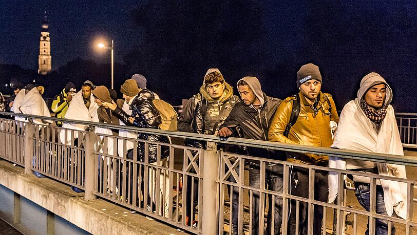Am Wochenende erreichten 15 000 Flüchtlinge Bayern. Am Wochenende erreichten 15 000 Flüchtlinge Bayern.