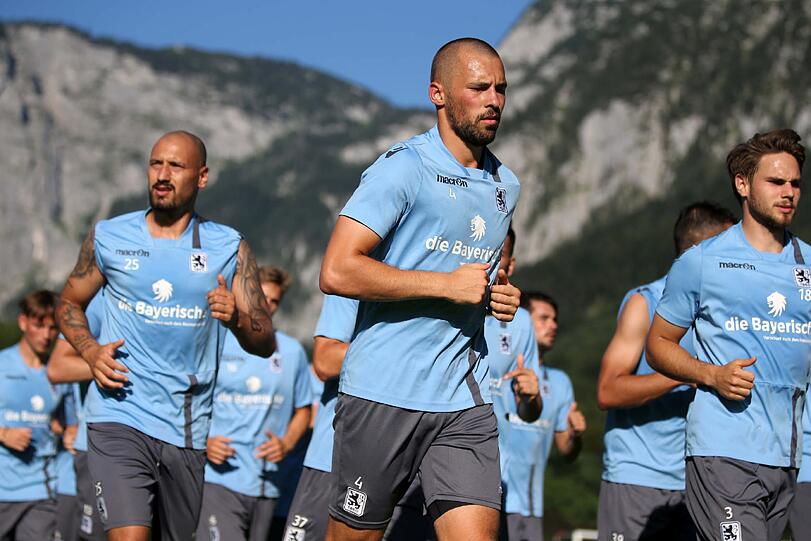Löwen-Coach Bierofka ließ seine Mannschaft am Ankunftstag gleich nochmal ordentlich schwitzen - dafür gab's zur Belohnung ein Bad im Bach