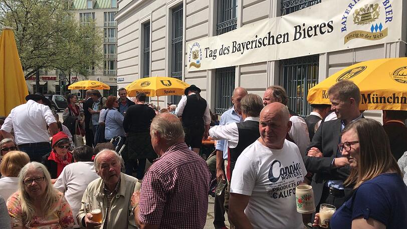 Freibier für alle &ndash; klicken Sie sich durch die Bilder des Freibierausschanks am Oskar-von-Miller-Ring. Anlass ist der heutige "Tag des Bayerischen Bieres".