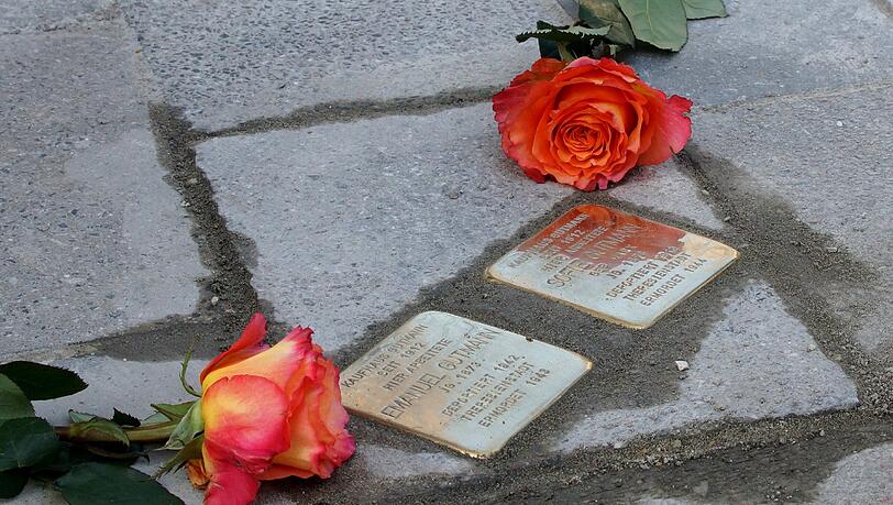 Stolpersteine erinnern an das Münchner Ehepaar Gutmann, das von den Nazis deportiert und ermordet wurde. Stolpersteine erinnern an das Münchner Ehepaar Gutmann, das von den Nazis deportiert und ermordet wurde.