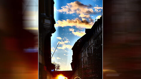 Der Sonnenuntergang über der Sendlinger Straße am Samstag - eingefangen von AZ-Leser Helmut Stöcklin.