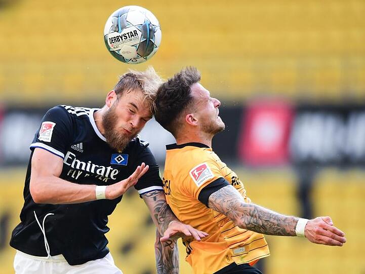 HSV-Profi Timo Letschert (l) im Kopfballduell mit Patrick Schmidt.