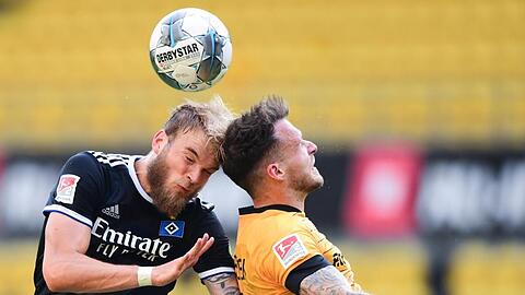 HSV-Profi Timo Letschert (l) im Kopfballduell mit Patrick Schmidt.