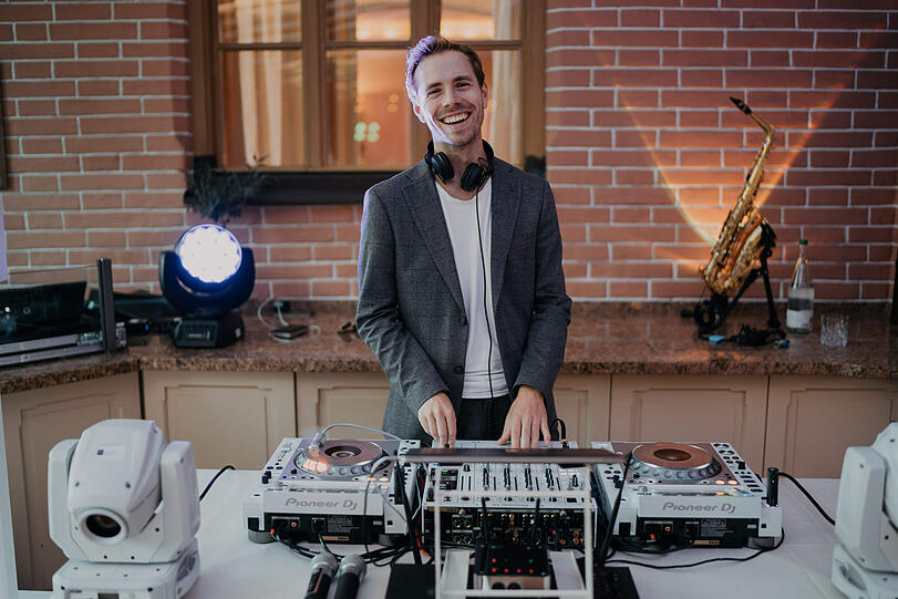 Für gute Musik auf Ihrer Hochzeitsfeier ist ebenfalls gesorgt, von DJ L3VELS erhalten Sie musikalische Begleitung inkl. Saxophonbegleitung und einer Fotobox im Wert von 2.450 €.