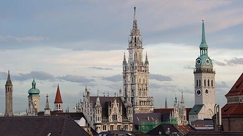 Das Münchner Rathaus nimmt zwar sehr viel Geld ein - gibt aber noch mehr aus. Der Schuldenberg der Stadt wächst deshalb.