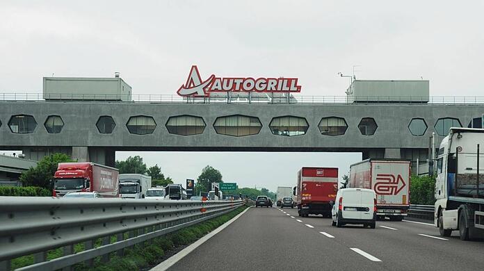 Was für eine Architektur! Ein Autogrill mit Autobahn-Aussicht im Norden Italiens.