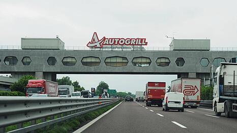 Was f&uuml;r eine Architektur! Ein Autogrill mit Autobahn-Aussicht im Norden Italiens.