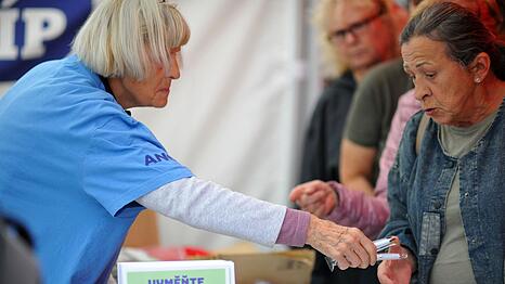Bei einer Wahlkampfveranstaltung der rechtspopulistischen Partei ANO in Prag werden Werbemittel wie Kugelschreiber verteilt.
