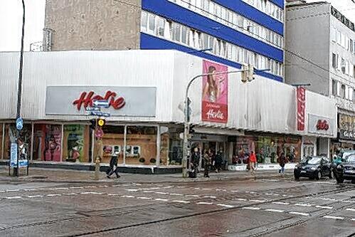 Die alte blau-graue Hertie-Filiale an der Tegernseer Landstraße