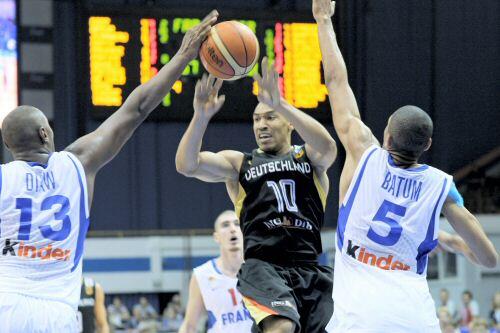 Nationalspieler Demond Greene (Mi.) wechselt zum FC Bayern.