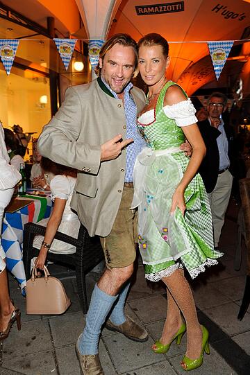Gregor Leutgeb und Giulia Siegel. So ausgelassen und feucht-fröhlich ging es bei der Dirndl Couture Modenschau von Ophelia Blaimer im Hugo's zu: Die Stars feiern, die schönen Mädels präsentieren die neuste Edel-Dirndl-Kollektion.