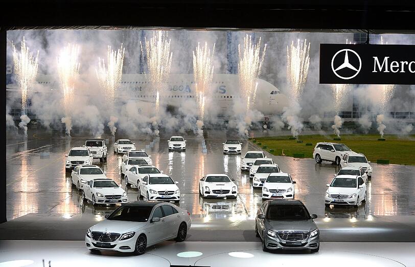 Was für eine Choreographie: Draußen "tanzten" alle aktuellen Mercedes-Modelle vor einem Airbus A380 und einem imposanten Feuerwerk.