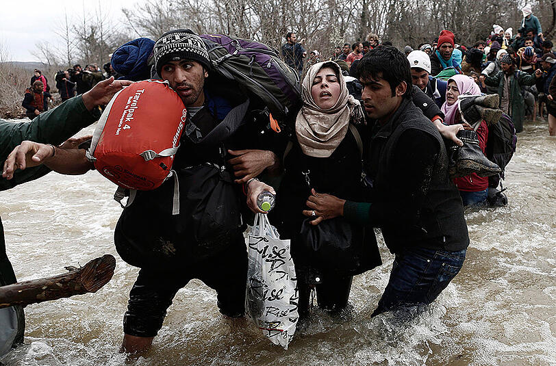 Um den katastrophalen Bedingungen in Idomeni zu entgehen, brachen am Montag hunderte von Menschen in Richtung grüne Grenze auf. Einige ertranken dabei. Die Überlebenden wurden umgehend von dem mazedonischen Militär nach Griechenland zurückgebracht.