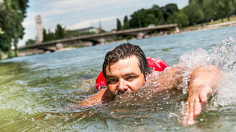 Benjamin David schwimmt zur Arbeit.