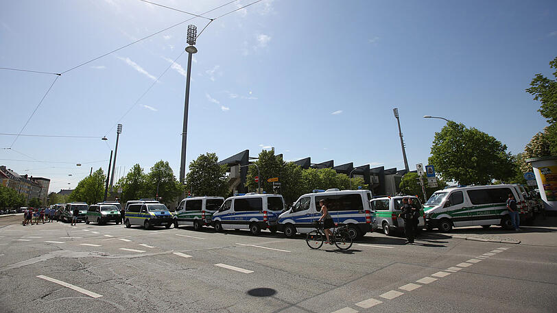 Die Löwen-Anhänger vor dem Derby auf dem Weg ins Grünwalder Stadion. Im Schlepptau: Reichlich Polizei. Die Bilder vom Sonntagmittag.