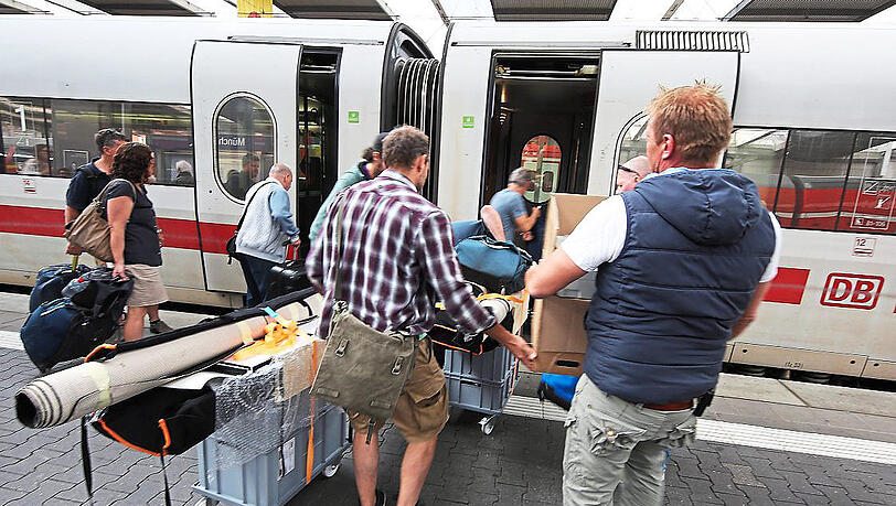 Voller Einsatz: Dieses Equipment und viele starke Männer braucht es, um den ICE nach Berlin in eine Schönheits-Oase zu verwandeln. Voller Einsatz: Dieses Equipment und viele starke Männer braucht es, um den ICE nach Berlin in eine Schönheits-Oase zu verwandeln.