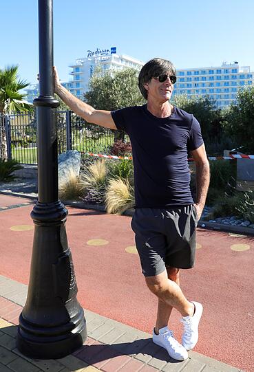 Ein Bild der WM-Blamage: Joachim Löw an einer Laterne in Sotschi