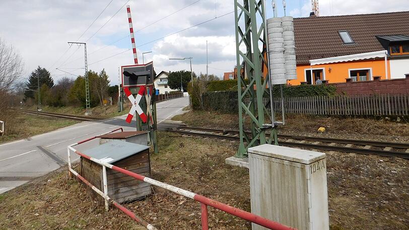 Viele Münchner haben Bahnschienen direkt neben ihrem Garten.