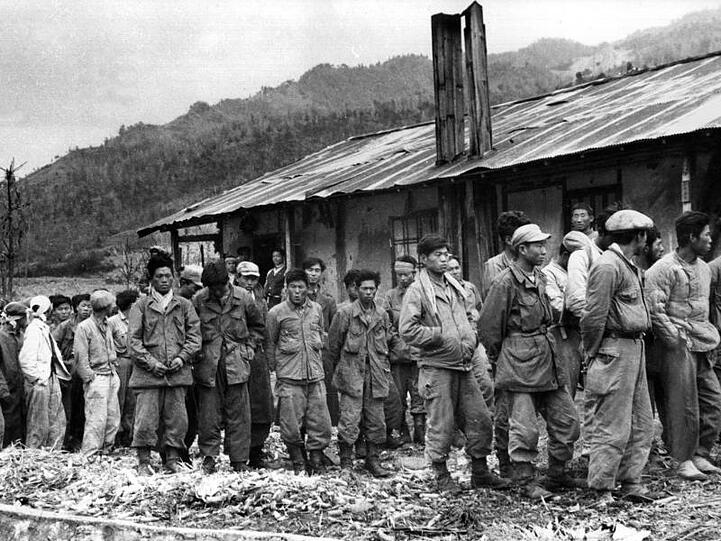 Südkoreanische Kriegsgefangene in einem Lager der Nordkoreaner (undatierte Aufnahme).