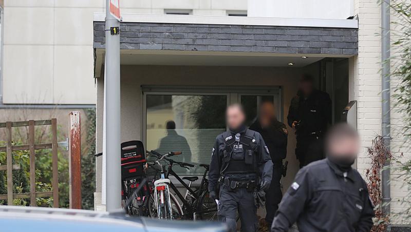 Polizisten verlassen das Wohnhaus eines Italieners in Pulheim: Bei den großangelegten Razzien waren 440 Beamte beteiligt. Polizisten verlassen das Wohnhaus eines Italieners in Pulheim: Bei den großangelegten Razzien waren 440 Beamte beteiligt.