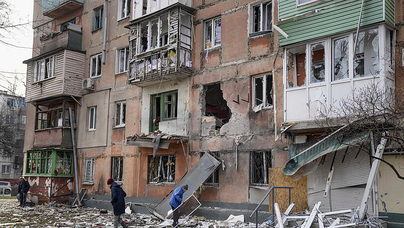 Ein von Granaten getroffenes Wohnhaus in Mariupol. Ein von Granaten getroffenes Wohnhaus in Mariupol.