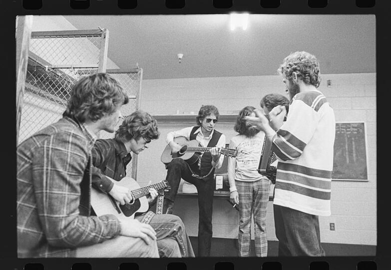 Eines der zahllosen Fotos aus der Ausstellung: Bob Dylan (3.v.links) mit The Band auf ihrer US-Tour im Jahr 1974.