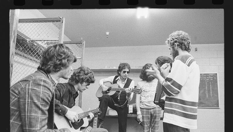 Eines der zahllosen Fotos aus der Ausstellung: Bob Dylan (3.v.links) mit The Band auf ihrer US-Tour im Jahr 1974. Eines der zahllosen Fotos aus der Ausstellung: Bob Dylan (3.v.links) mit The Band auf ihrer US-Tour im Jahr 1974.