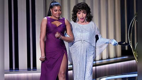 Joan Collins und Taraji P. Henson auf der Emmy-Bühne.