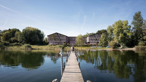 So soll das neue Hotel Malerwinkel am Chiemsee einmal aussehen. Bürger und Umweltverband üben Kritik an der Größe.