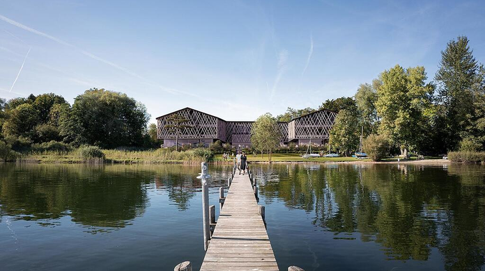 So soll das neue Hotel Malerwinkel am Chiemsee einmal aussehen. Bürger und Umweltverband üben Kritik an der Größe.