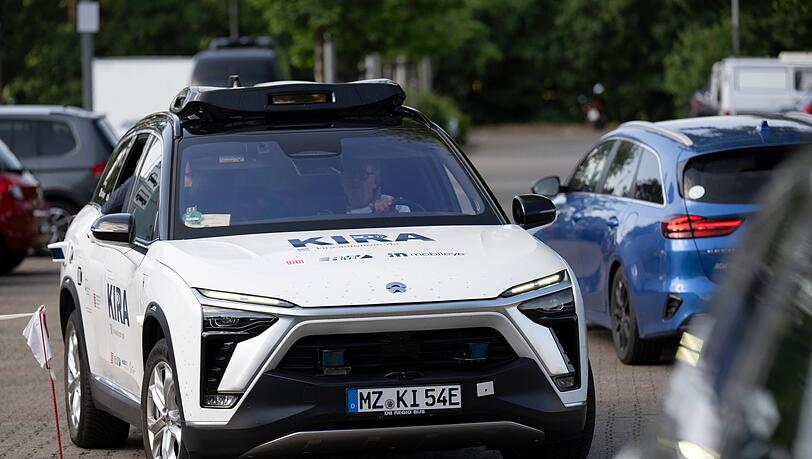 Ausgewählte Fahrgäste des öffentlichen Nahverkehrs können ab dieser Woche ein Angebot in Langen und Egelsbach im Landkreis Offenbach testen, bei dem autonom fahrende Autos eingesetzt werden.