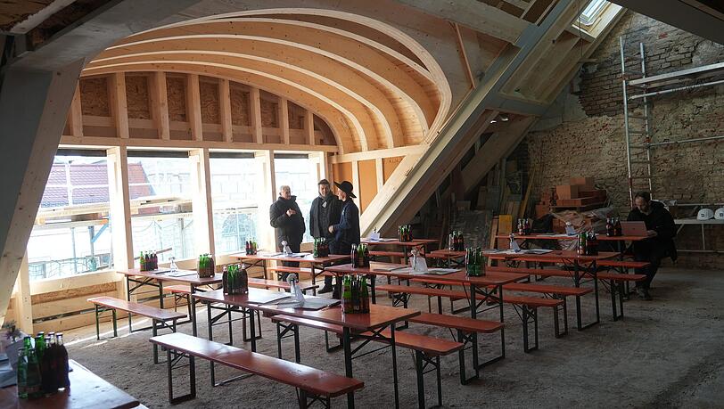 Spektakul&auml;r: die neue Tonnengaube. Sie ist dem Originalbau von 1907 nachempfunden. Hier oben entsteht eine Luxuswohnung.