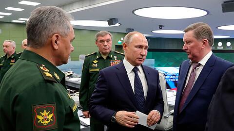 Jahrzehntelang arbeiteten Sergej Iwanow (r.) und Kremlchef Wladimir Putin (m.) eng zusammen. (Archivbild)