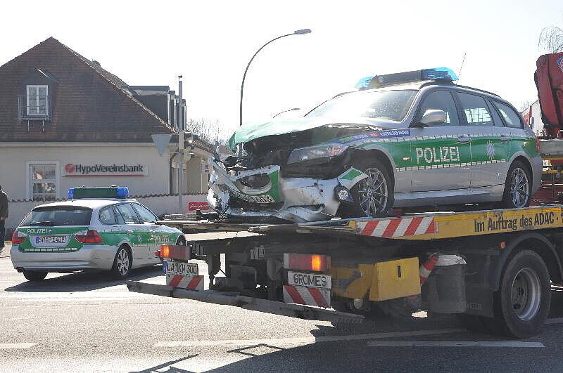Unfall in Landshut: Auf der Konrad-Adenauerstr. /Ecke Alte Regensburgerstraße kam es zu einem Crash. Auch ein Polizewagen war beteiligt. Die Bilder.