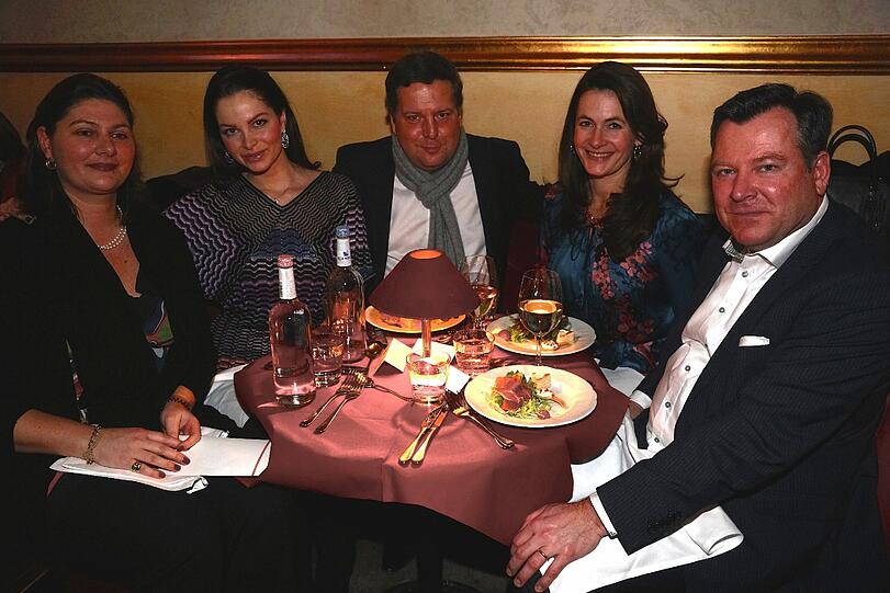 Unterhalten sich angeregt (von links): Isabella Gräfin von Oeynhausen, Mary-Ann und Constantin Wahl, Natalie und Josef Schmid.