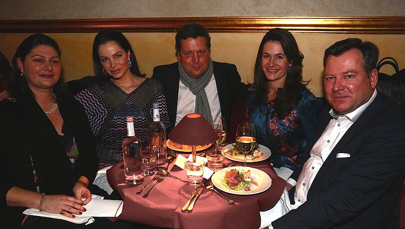 Unterhalten sich angeregt (von links): Isabella Gräfin von Oeynhausen, Mary-Ann und Constantin Wahl, Natalie und Josef Schmid. Unterhalten sich angeregt (von links): Isabella Gräfin von Oeynhausen, Mary-Ann und Constantin Wahl, Natalie und Josef Schmid.