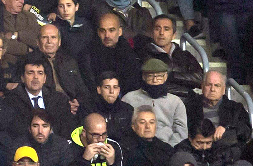 Sieht den 1:0-Sieg des FC Barcelona gegen ManCity mit seinem Vater Valenti: Bayern-Trainer Pep Guardiola im Camp Nou.
