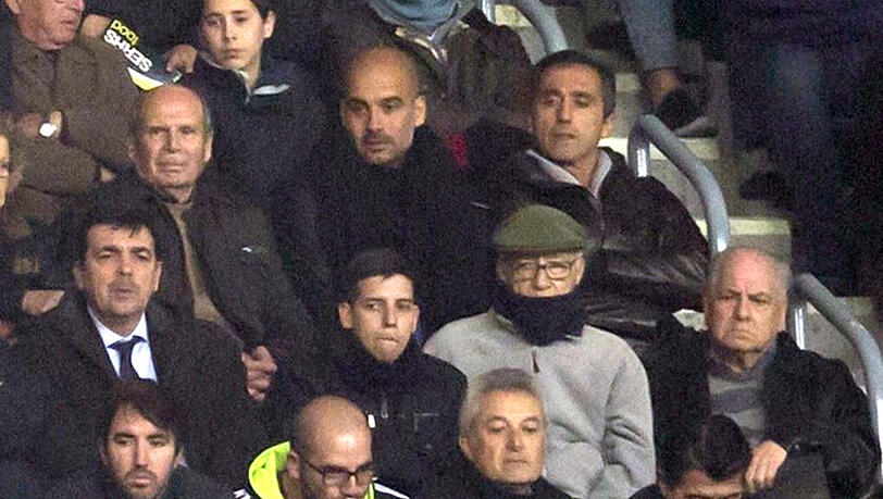 Sieht den 1:0-Sieg des FC Barcelona gegen ManCity mit seinem Vater Valenti: Bayern-Trainer Pep Guardiola im Camp Nou. Sieht den 1:0-Sieg des FC Barcelona gegen ManCity mit seinem Vater Valenti: Bayern-Trainer Pep Guardiola im Camp Nou.