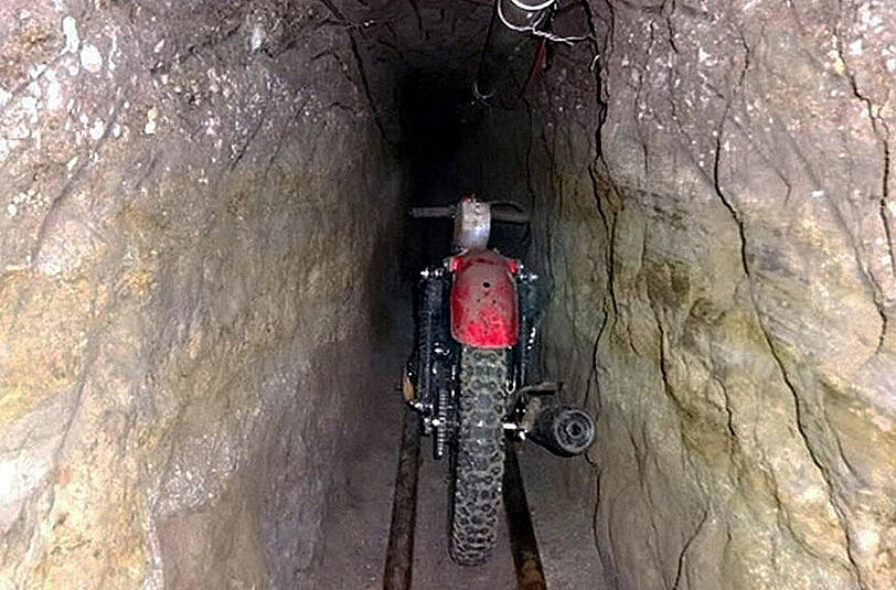 Guzmán war am Samstag durch einen heimlich gegrabenen Tunnel aus dem Gefängnis im zentral gelegenen Bundesstaat México entkommen. Der unterirdische Gang ist nach Angaben der Behörden 1,5 Kilometer lang, rund 1,70 Meter hoch, 80 Zentimeter breit und verfügt über eine Luftzufuhr sowie Beleuchtung. Mit einem Motorrad, das auf Schienen fuhr, wurde die Erde aus dem Tunnel abtransportiert.