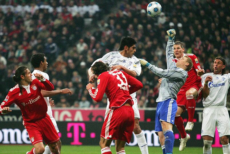 SAISON 2009/2010: Im darauffolgenden Bundesliga-Spiel gegen den FC Schalke reichte es für den Rekordmeister nur zu einem 1:1.
