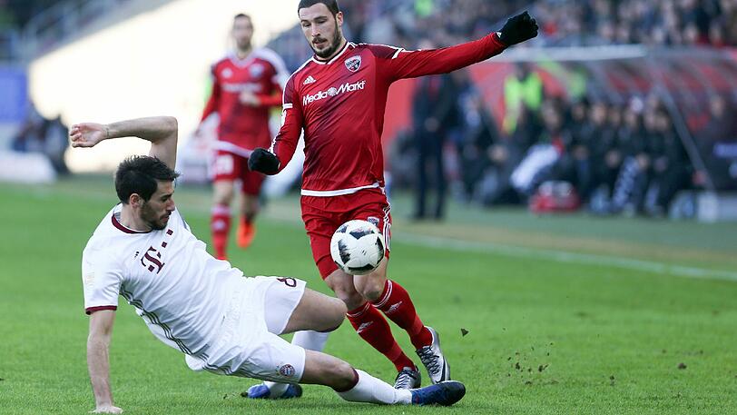 JAVI MARTÍNEZ: NOTE 3 - Der Spanier hatte mit die meisten Ballkontakte als rechter Innenverteidiger, musste viele Bälle ablaufen und sichern gegen das Ingolstadt-Angriffspressing. Gegen Lezcano meist Sieger in den Eins-gegen-Eins-Duellen Sieger.