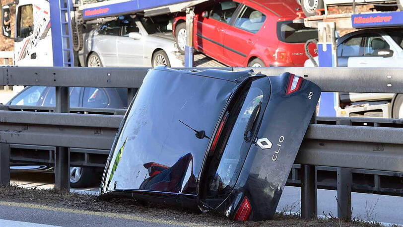 Schwerer Lkw-Unfall auf der A99. Die Bilder von der Unfallstelle.
