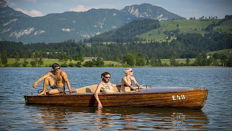 Mit der SchwimmCard kann man dem Badvergnügen in den meisten Badestellen und Schwimmbädern im Kaiserwinkl kostenlos nachgehen. Mit der SchwimmCard kann man dem Badvergnügen in den meisten Badestellen und Schwimmbädern im Kaiserwinkl kostenlos nachgehen.