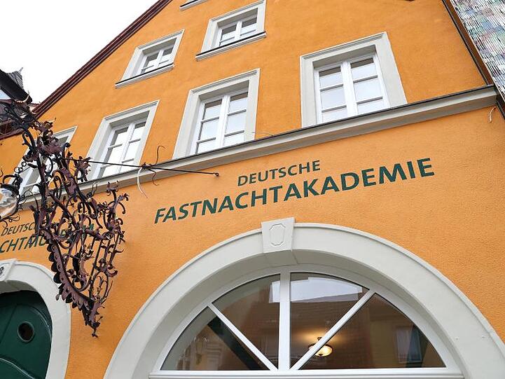 Außenansicht des Gebäudes der Deutschen Fastnachtakademie. Foto: Daniel Karmann/dpa/Archivbild