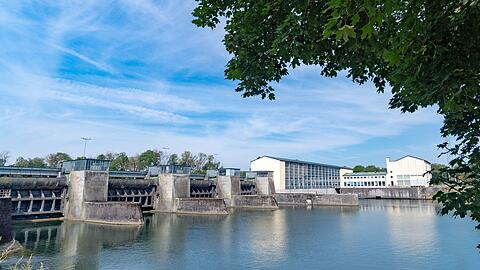 Das Wasserkraftwerk Altheim an der Isar nahe Landshut.